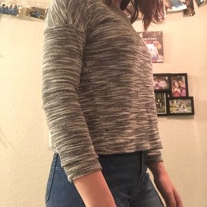 Cropped grey shirt. (BCG)